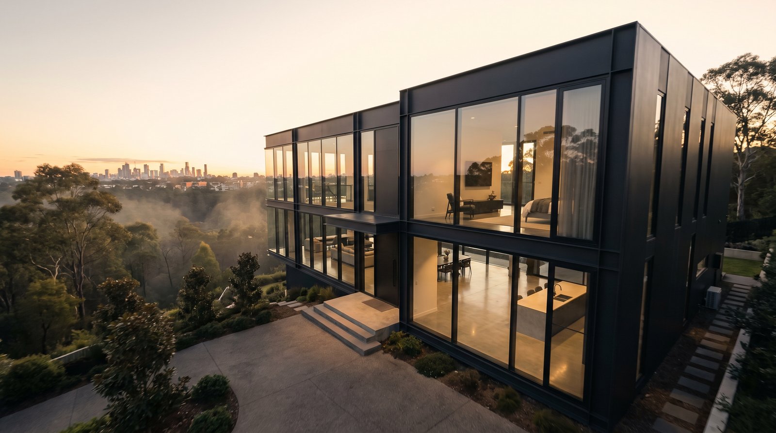 Residencia de cristal y acero de la Colección Metropolitana al atardecer