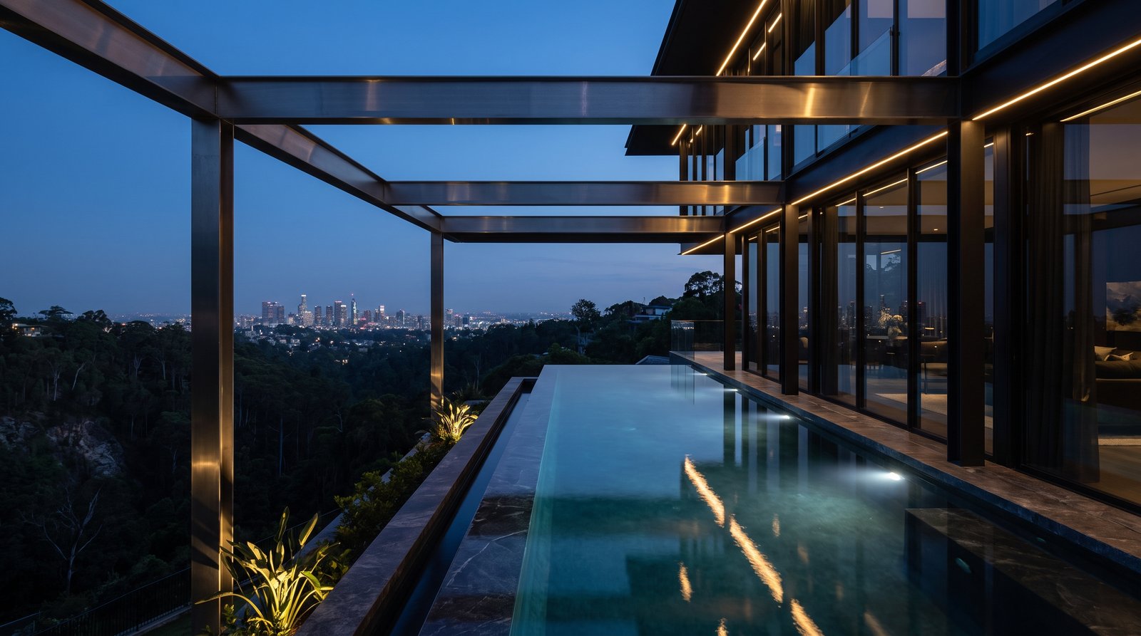 Piscina infinity con luces de la ciudad al anochecer
